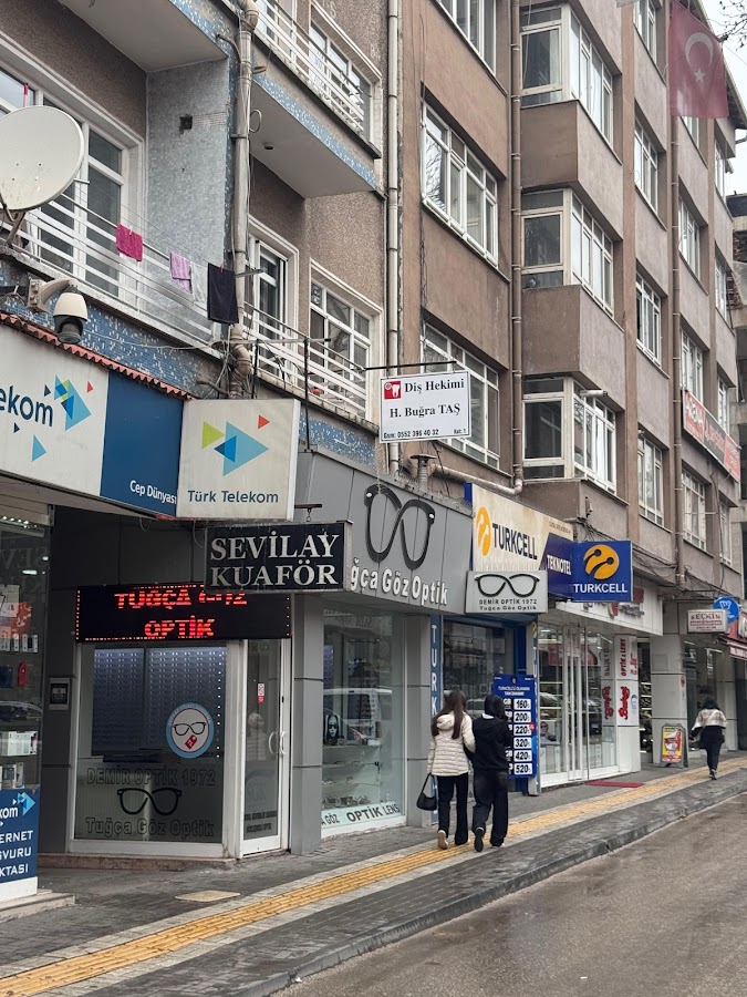 Diş Hekimi Buğra Taş