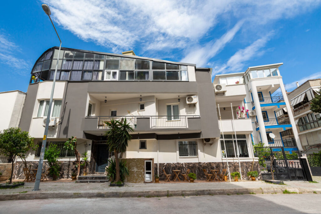 8 Rooms House