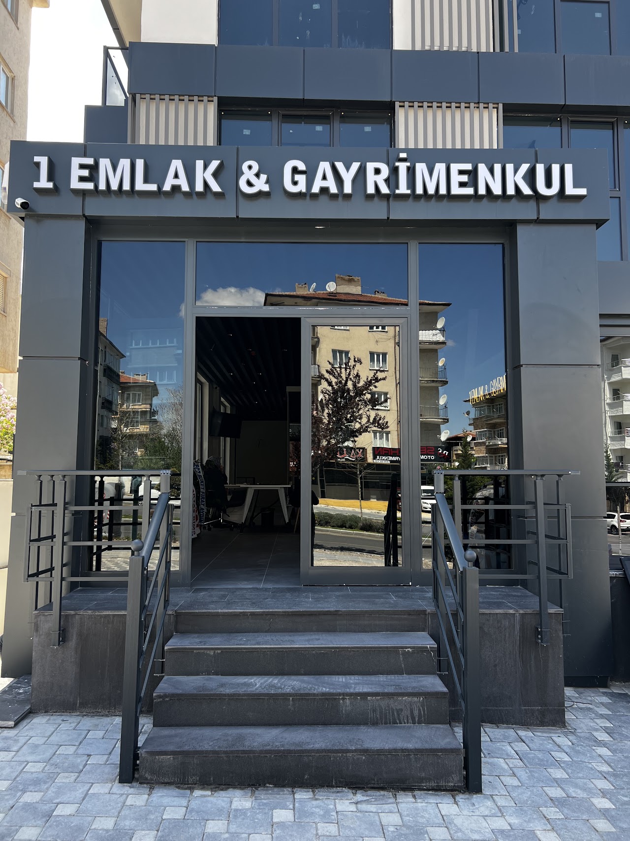 1 Emlak Gayrimenkul